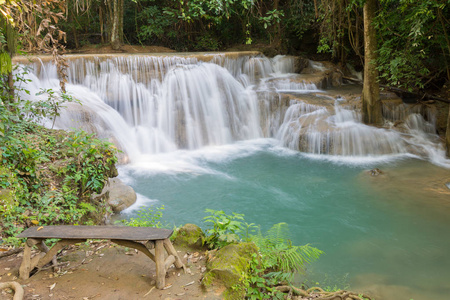 木凳和热带森林深处的瀑布