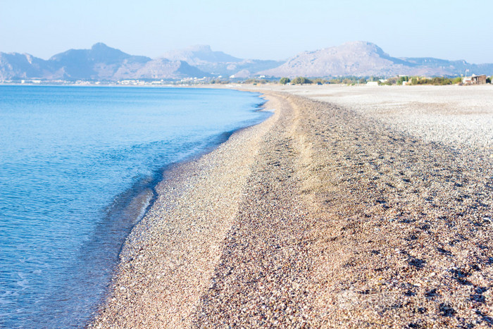 海岸与蓝色的大海和山