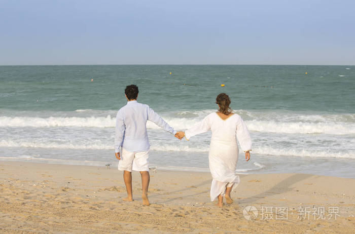 一对夫妇在海滩上散步