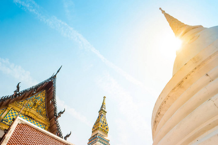 在曼谷 Wat Intharawihan 寺佛塔