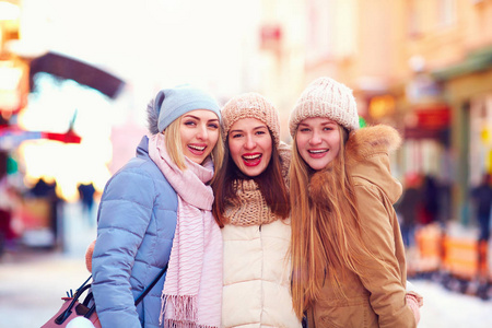 三个快乐的女孩，朋友一起在街头的冬天的肖像