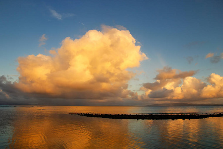 索莫索莫海峡从 Taveuni 岛，斐济看落日