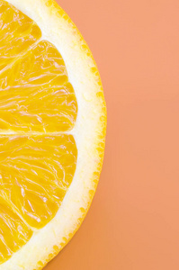 在明亮的背景上的一个橙色水果切片的顶部视图