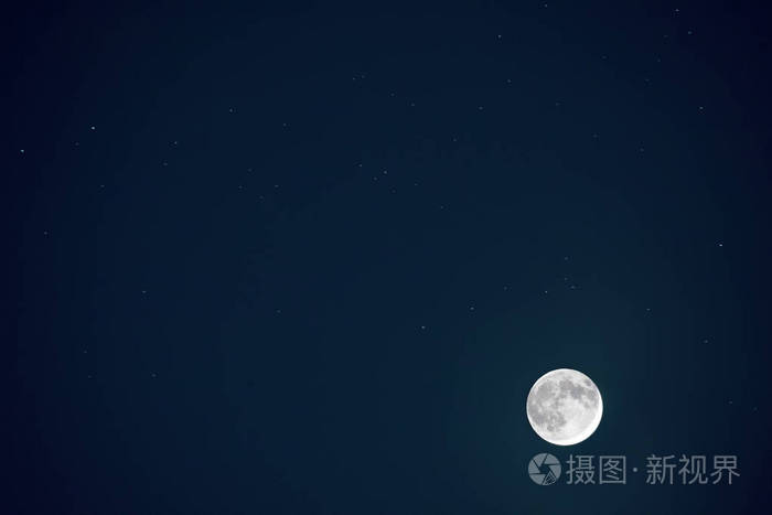 与明星在漆黑的夜晚天空背景的蓝色满月