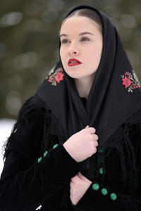 斯洛伐克民俗妇女冬季图片