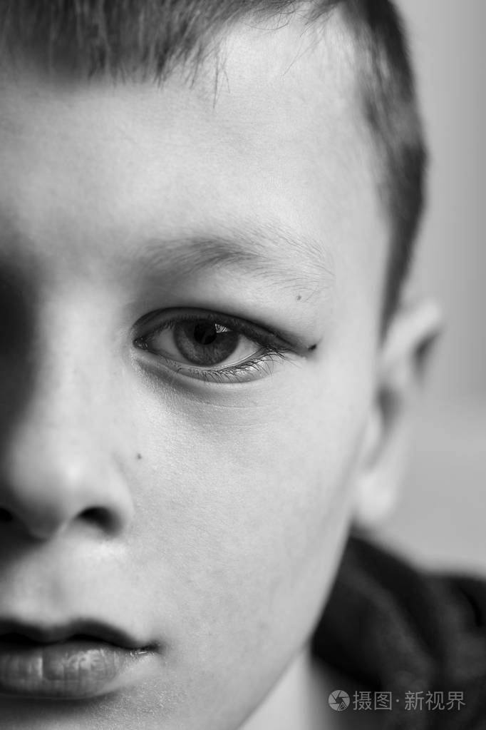 少年与悲伤的表情脸靠拢.抑郁, 孤独及应力概念