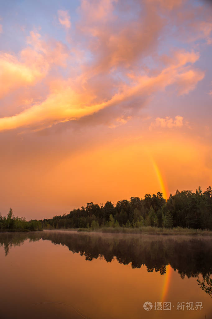 夏日风景,从湖上落日的彩虹