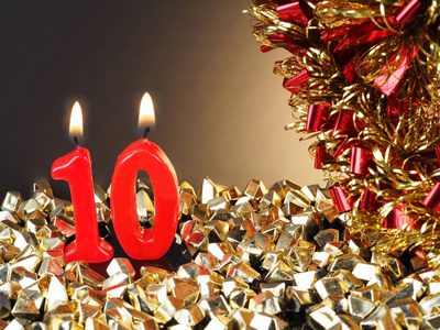 生日纪念日蜡烛显示 Nr 10。点燃的红色蜡烛好为周年纪念或生日背景