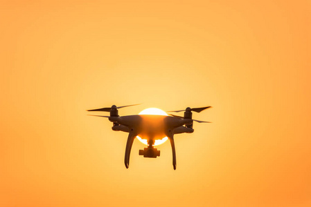 相机相片白色无人机, quadrocopter 与相片照相机飞行概念在天空照片