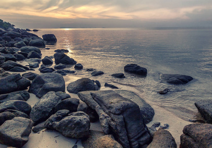美丽的岩石海滩，在日落时