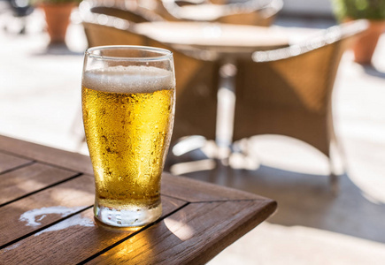 杯光啤酒木制的桌子上照片