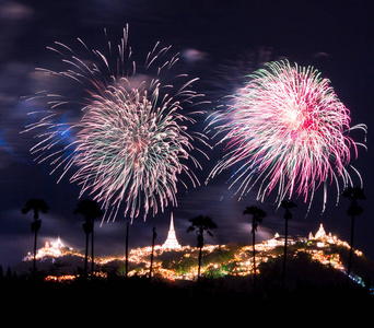 美夜烟花在天空上