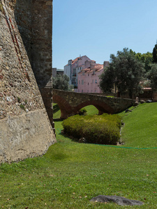在里斯本葡萄牙的圣乔治城堡附近的桥梁墙壁草甸和房子