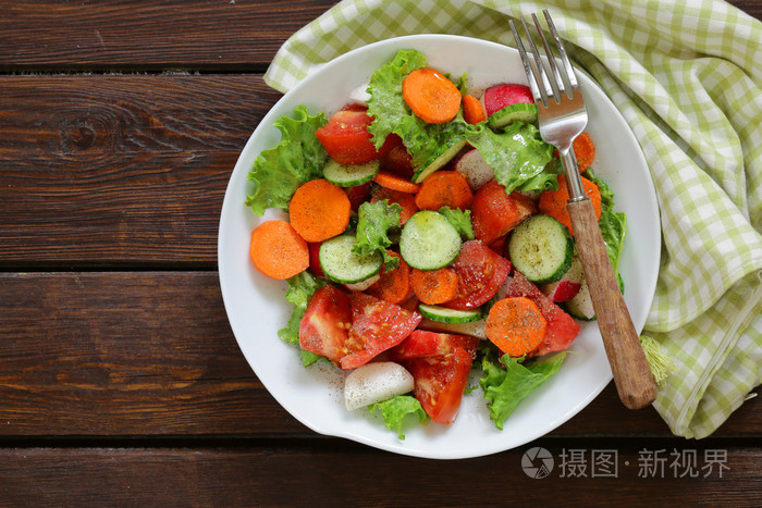 新鲜蔬菜沙拉胡萝卜黄瓜和西红柿顶视图