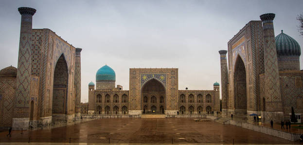 与三个伊斯兰学校在撒马尔罕乌兹别克全景 Registan 广场