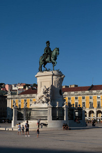 葡萄牙里斯本商业广场上的何塞国王马术雕像