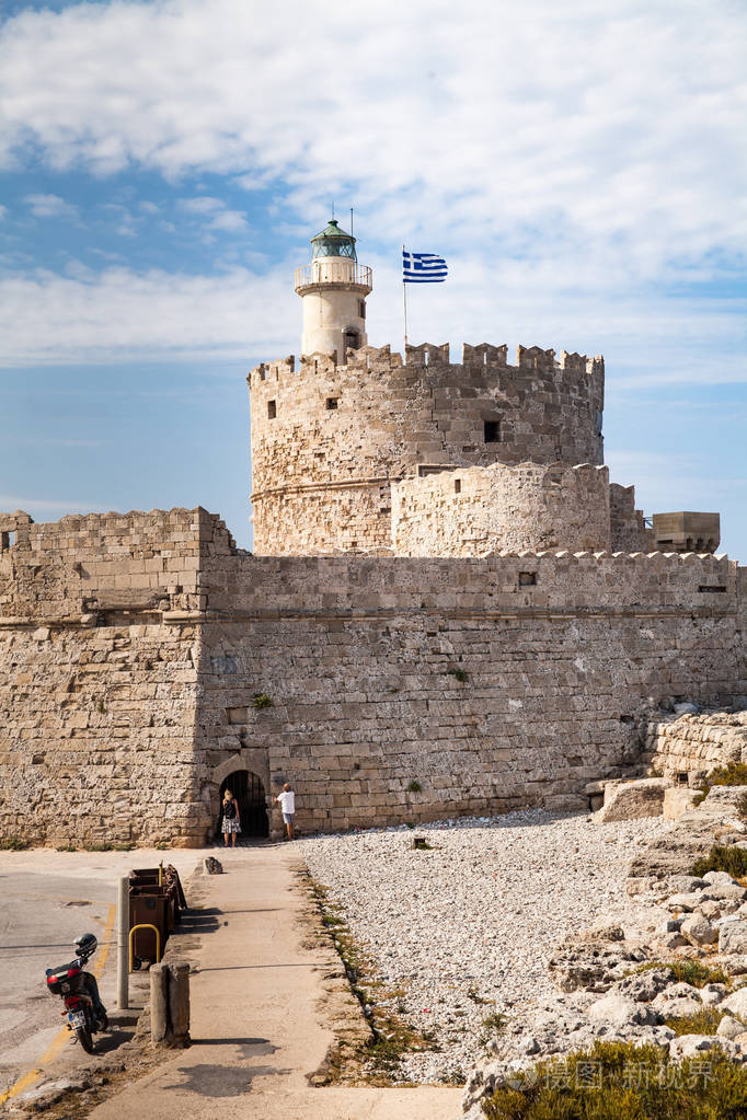 在罗兹码头的防御堡垒.一座防御性的建筑物在一个港口在罗兹镇与灯塔