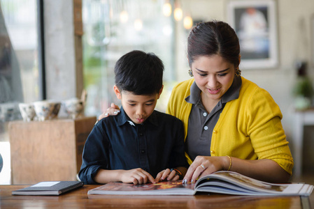 读书, 生活理念幸福的家庭,在卧室, 亚洲的父亲和母亲教她的女儿孩子