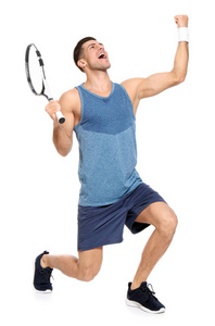 在白色背景下打网球的英俊男子肖像