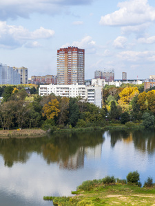 普希金诺，俄罗斯   在 2015 年 9 月 15 日。在秋天的午后的城市景观。房子在河岸边的谢列布良卡