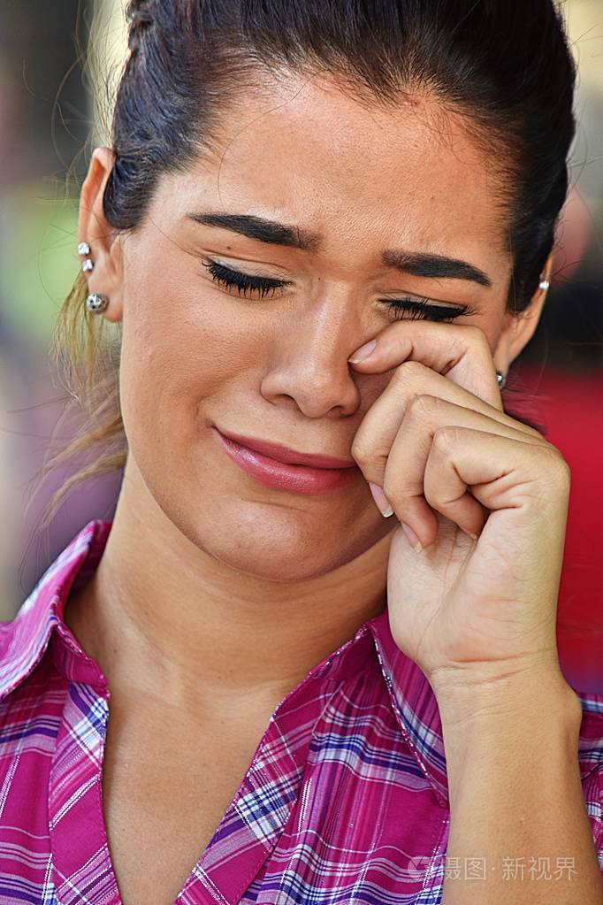 哭泣的哥伦比亚人穿着粉红色的衬衫照片-正版商用图片0fn1gs-摄图新视