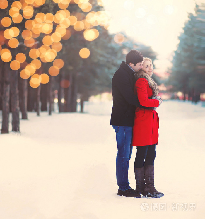 爱在温暖的冬日和李两人深情相拥的剪影