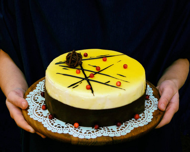 奶油奶酪慕斯与焦糖涂层镜釉的蛋糕。新泻县蛋糕