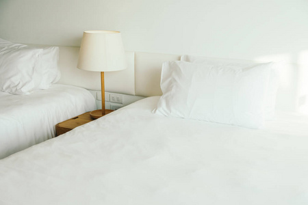 白色的枕头，在床上