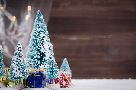 圣诞树雪和礼品盒选择性焦点