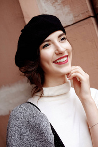 时尚法国女孩的贝雷帽在户外漫步秋季