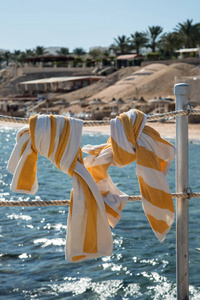 毛巾挂在靠近海的绳子
