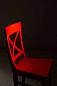 红色的木椅