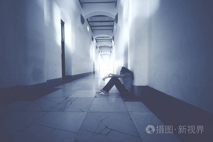 绝望的女人坐在走廊里照片-正版商用图片0fn81z-摄图新视界