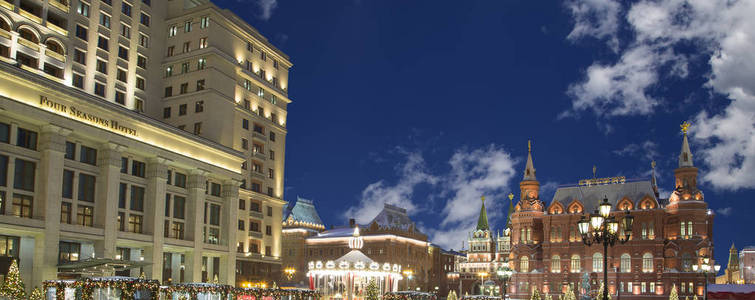 圣诞节和新年假期照明在晚上, 克里姆林宫在莫斯科, 俄罗斯