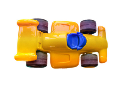 儿童车塑料黄色, 大旧车轮, 顶部视图, 孤立的白色背景