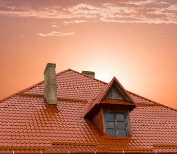 老欧洲房子屋顶上日落背景
