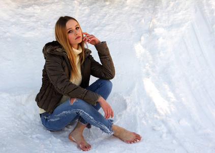 沉思赤脚女孩照片