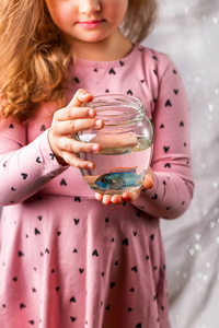 抱着鱼的猪图片