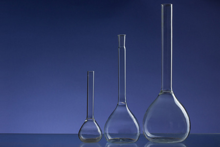 蓝色基调医学背景.复制空间化学实验室玻璃器皿或烧杯.