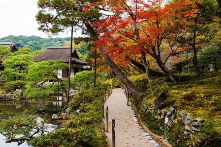 在秋天，京都的踪迹的银阁寺