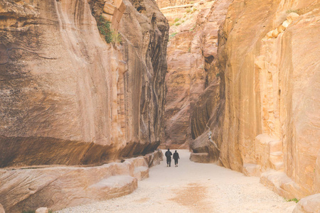 神奇美丽的 siq 峡谷在佩特拉，约旦