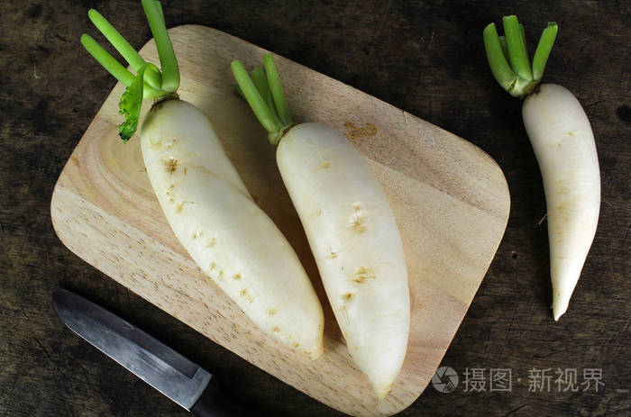 新片白萝卜在木制的背景下,健康的蔬菜