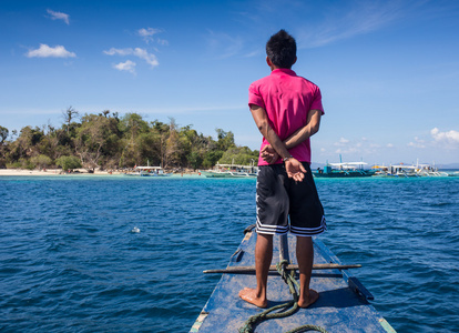 年轻人在加勒比海航行
