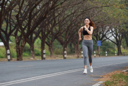 健身妇女在公园奔跑图片