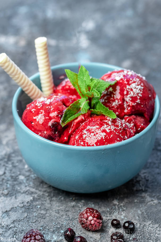 树莓冰淇淋在石桌上的碗里