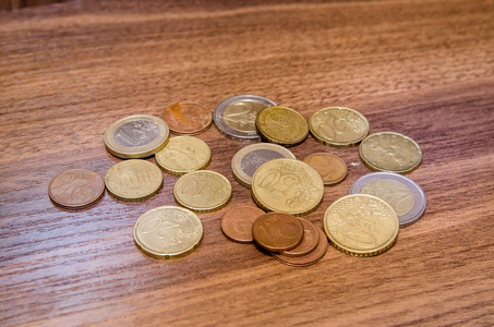 不同的欧洲硬币在木桌上