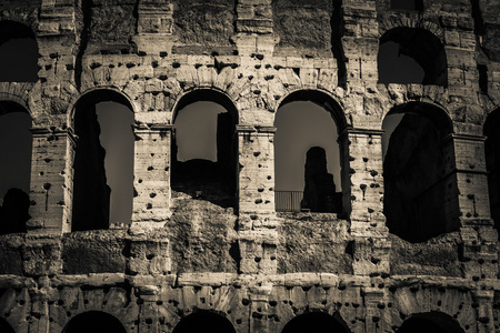 体系结构和在意大利罗马圆形竞技场的拱门。老式旧影片处理