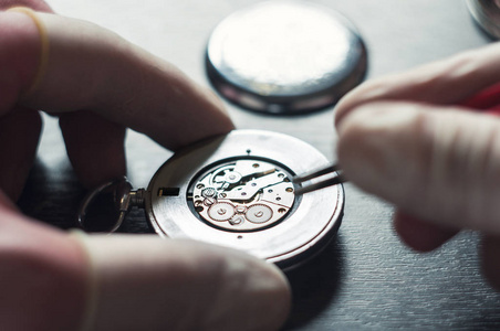 破碎的钟表图片