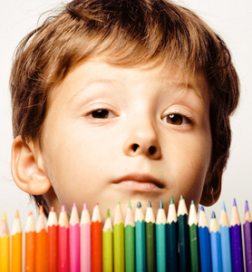 小可爱的男孩，用彩色铅笔关闭了笑脸，教育