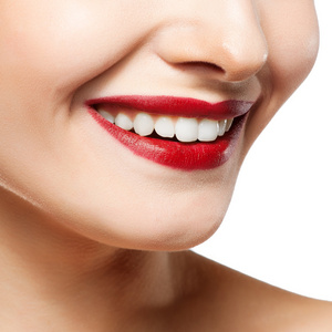 女人的微笑。牙齿美白。牙科护理服务